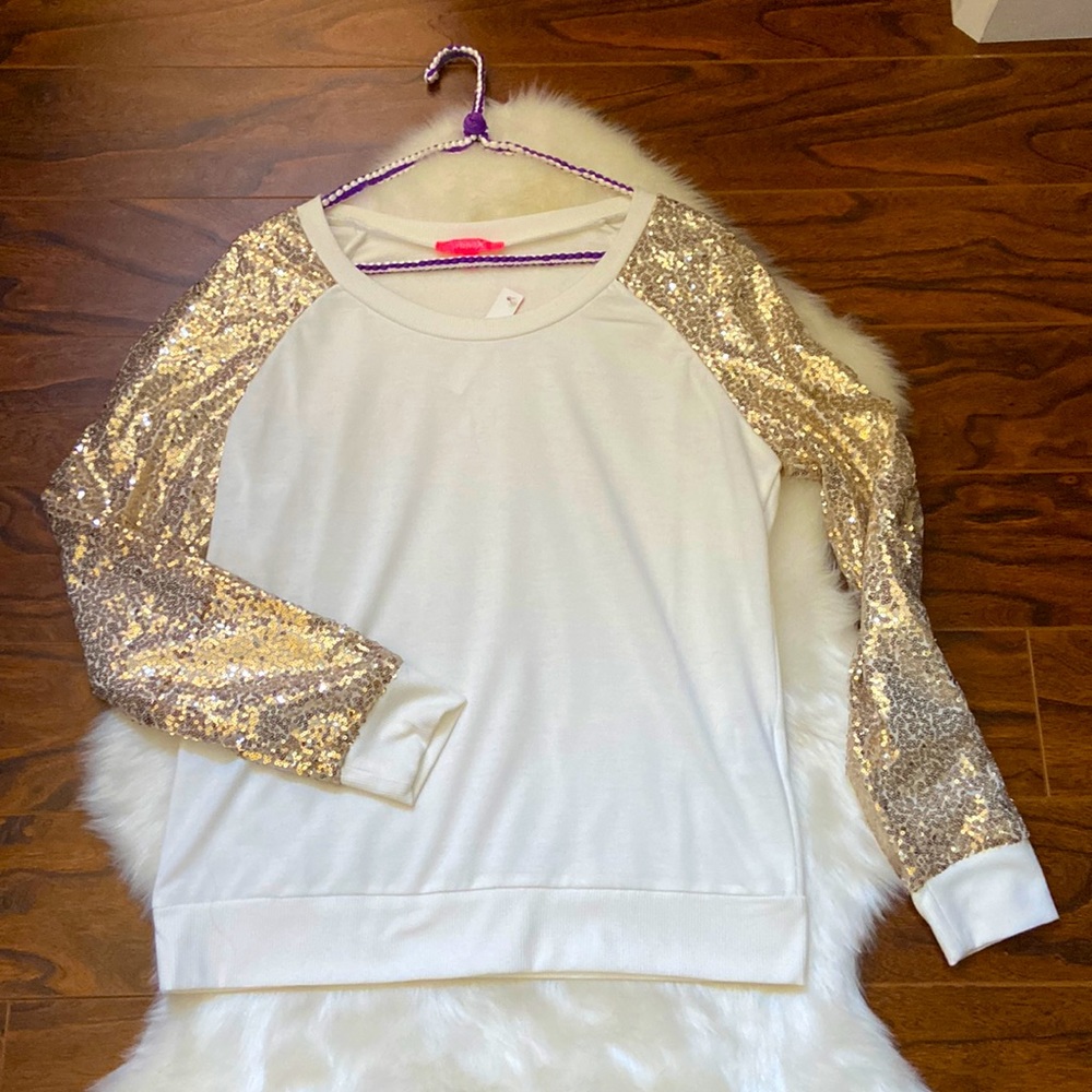🆕 Absolutely beautiful sequin sleeve sweatshirt in size M
